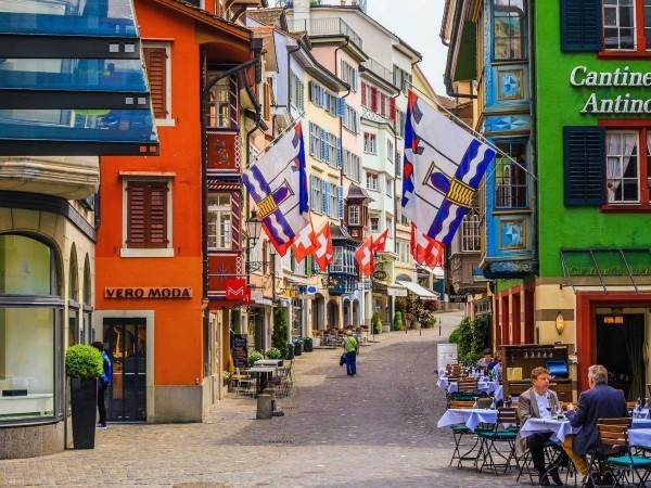 Beliebter Urlaubsort Zürich Schweiz altes Stadtzentrum  einladend