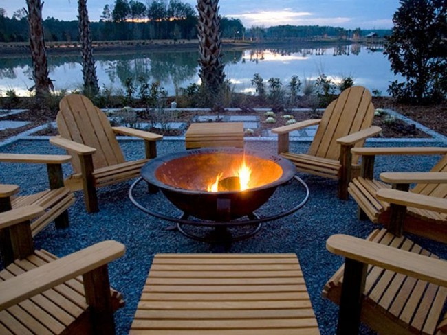 Feuerstelle draußen am See viele Sitzplätze Holz  angenehme Stunden