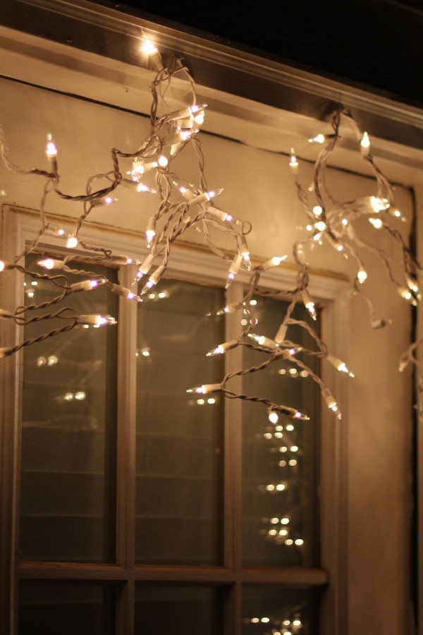 Glücksbringer hängende weiße Lichterketten im Eingangsbereich auf der Veranda