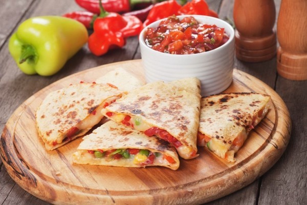Mexikanische Quesadillas mit Käse Gemüse und Tomatensauce