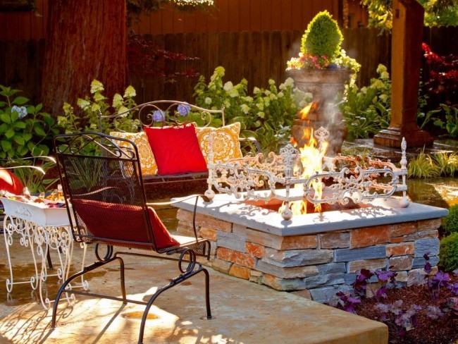 Relax Zone draußen errichten einfache Schritte Feuerstelle im Garten