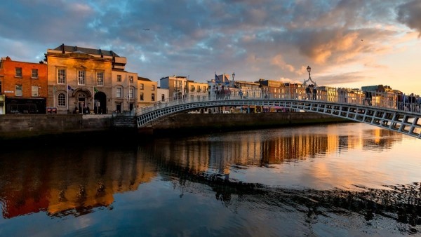 Sternzeichen Urlaubsort romantische Naturen Irland  Brücke Sonnenuntergang