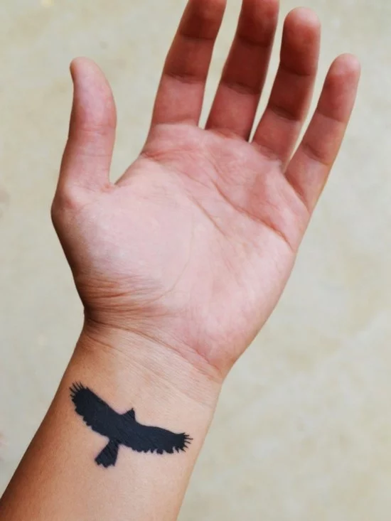 Adler in Blackwork als Tattoo Handgelenk Idee 