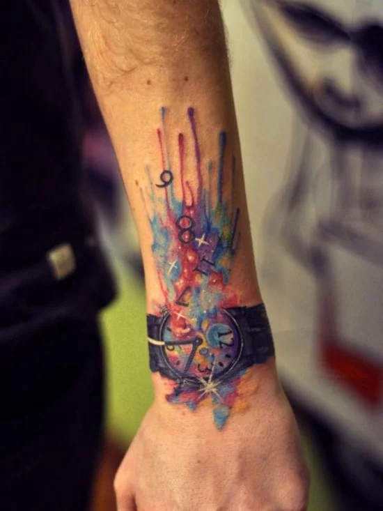 ausgefallenes Tattoo Handgelenk Design in Aquarell mit Armbanduhr 
