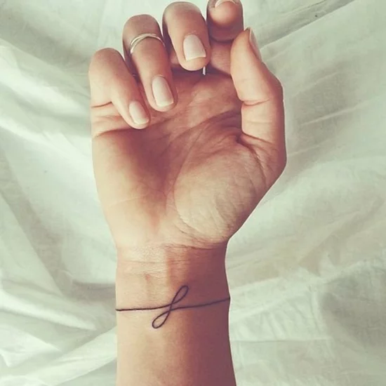 minimalistisches Tattoo Handgelenk Design - One Line Unendlichkeitssymbol 