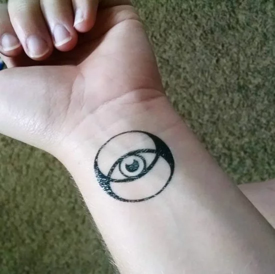 allsehendes Auge im Kreis als Tattoo Handgelenk Design