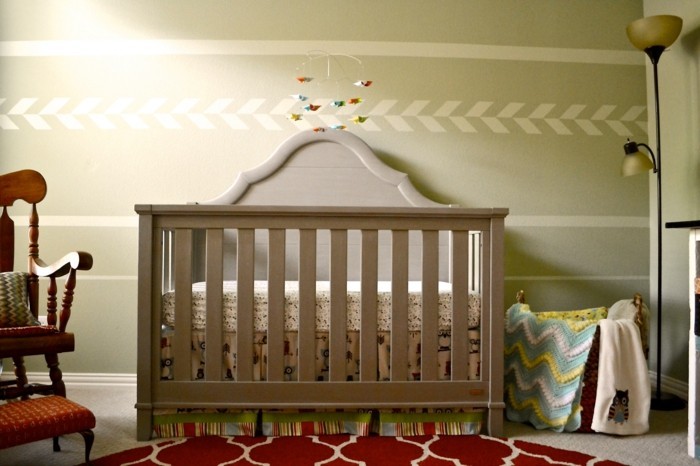 babyzimmer deko ideen babybett roter teppich schöne wandgestaltung