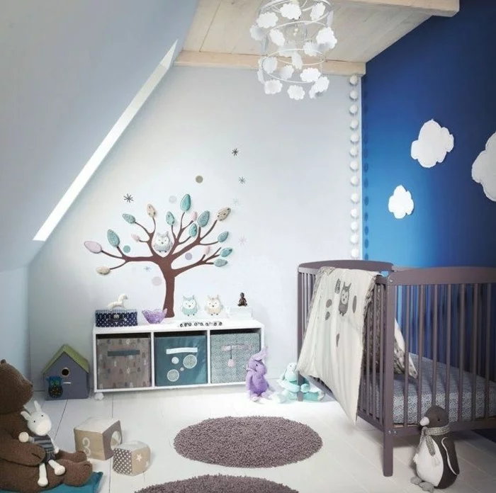 babyzimmer deko ideen dachschräge balue akzentwand braune elemente