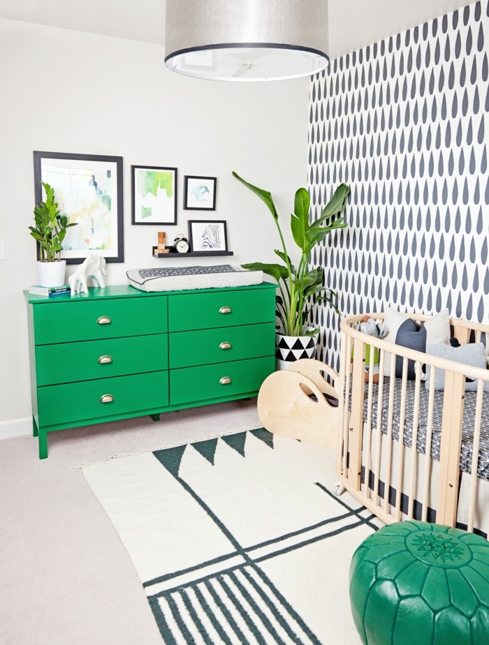 babyzimmer deko ideen grüne kommode heller teppich