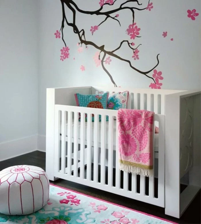 babyzimmer deko ideen mädchen floraler teppich wunderschönes wanddesign