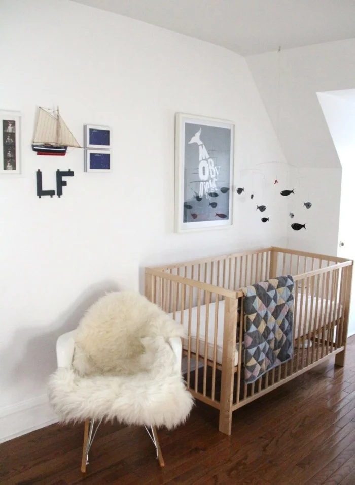 babyzimmer deko ideen schlichte wanddeko schaukelstuhl dunkler boden