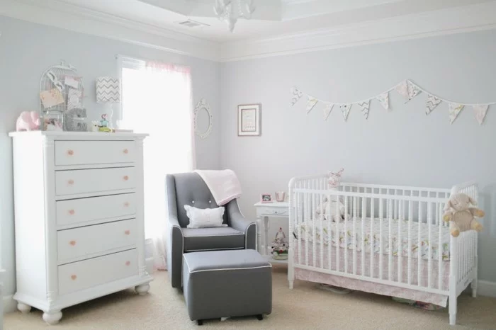 babyzimmer deko ideen weiße möbel grauer sessel