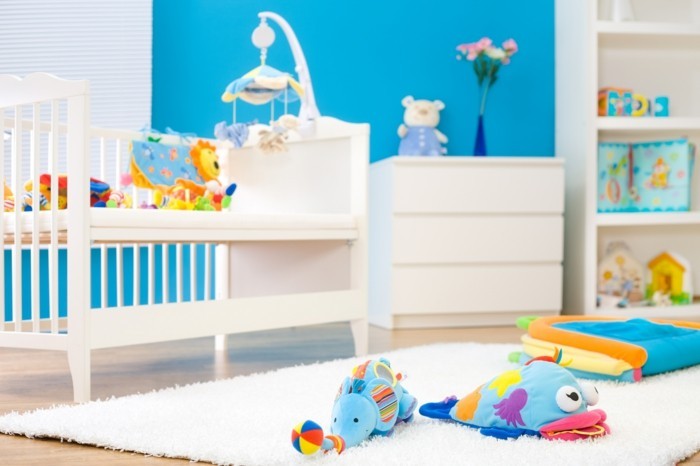 babyzimmer farben blaue wände farbiges spielzeug weißer teppich