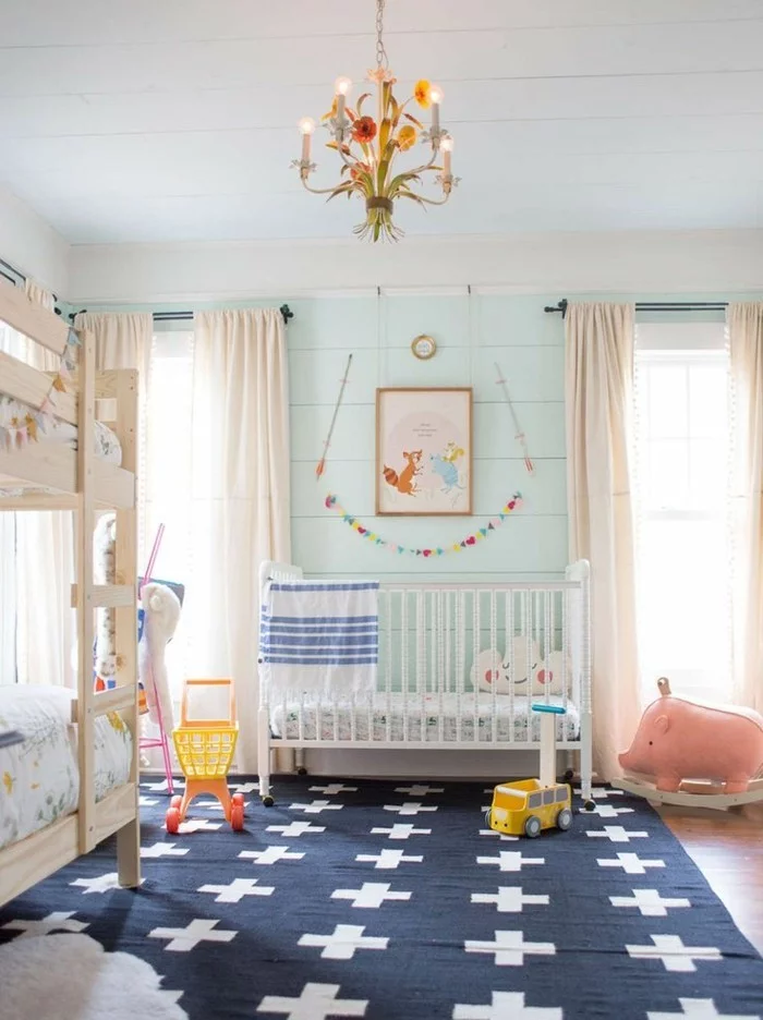 babyzimmer farben hellgrüne akzentwand blauer teppich
