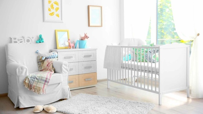 babyzimmer ideen weißes innendesign teppich heller bodenbelag luftige gardinen