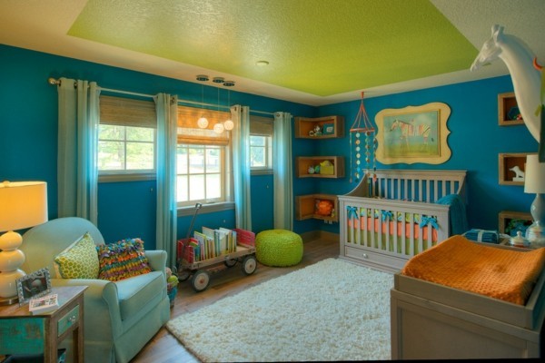 babyzimmer junge ideen blaue wände grüne decke heller teppich