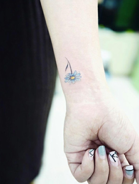 blaue blume tattoo handgelenk