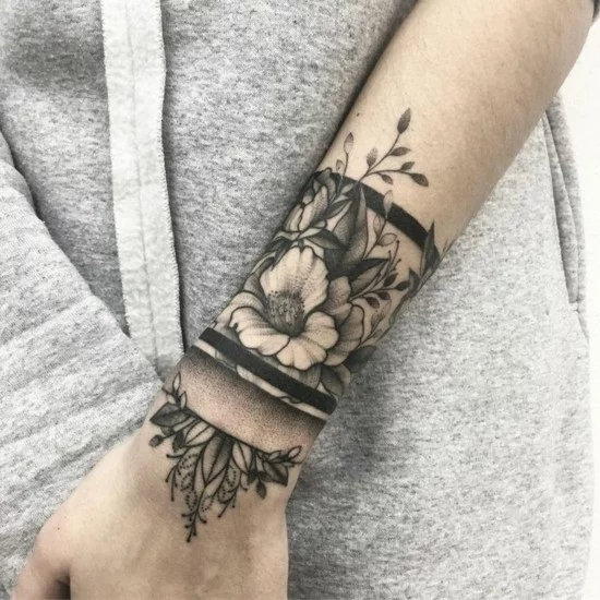 3D Tattoo Handgelenk Design mit Blumen in Dotwork und Blackwork