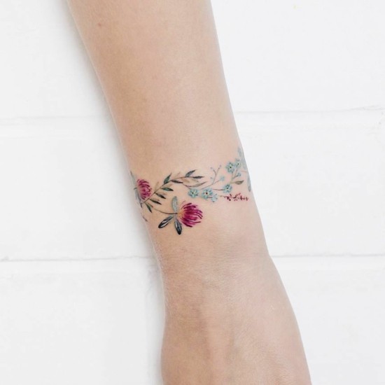 Blumenranke tattoo oberarm frau ▷ 1001+