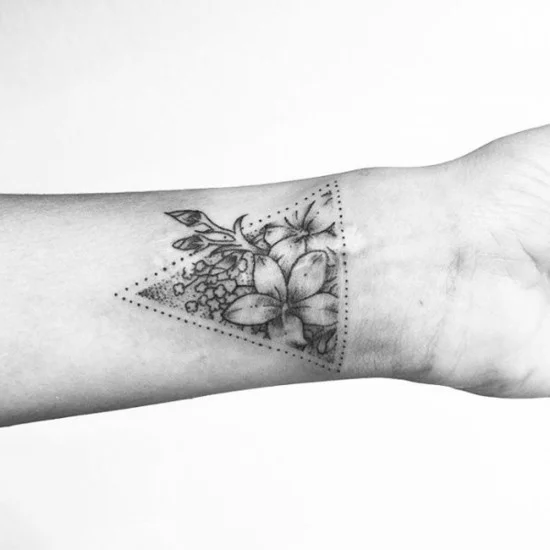 Tattoo Handgelenk Design mit Dreieck und Blumen in Dotwork
