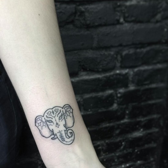 elefant indisch tattoo handgelenk