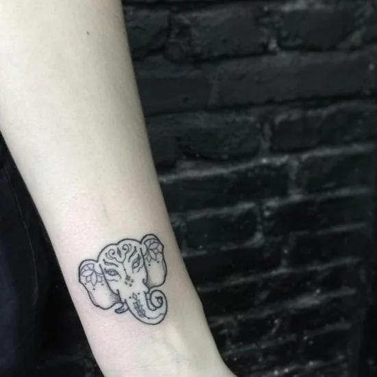 kleines Tattoo am Handgelenk mit indischem Elefanten 