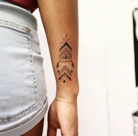 Tribal Motiv als Tattoo Handgelenk Design in Dotwork