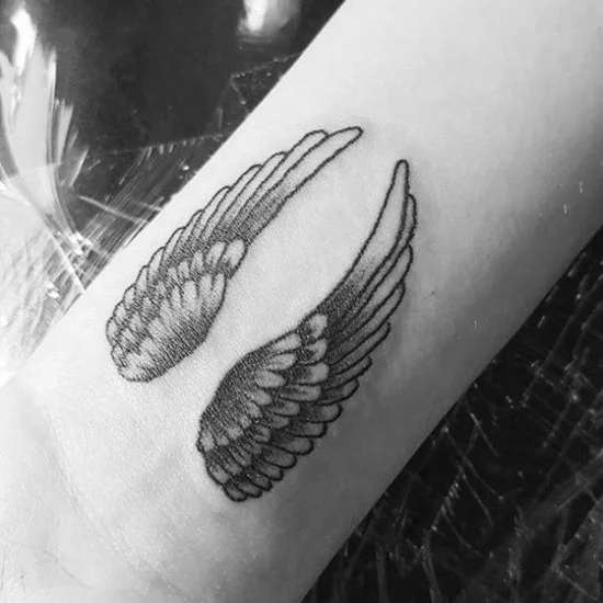 zwei Flügel als Tattoo Handgelenk Desing
