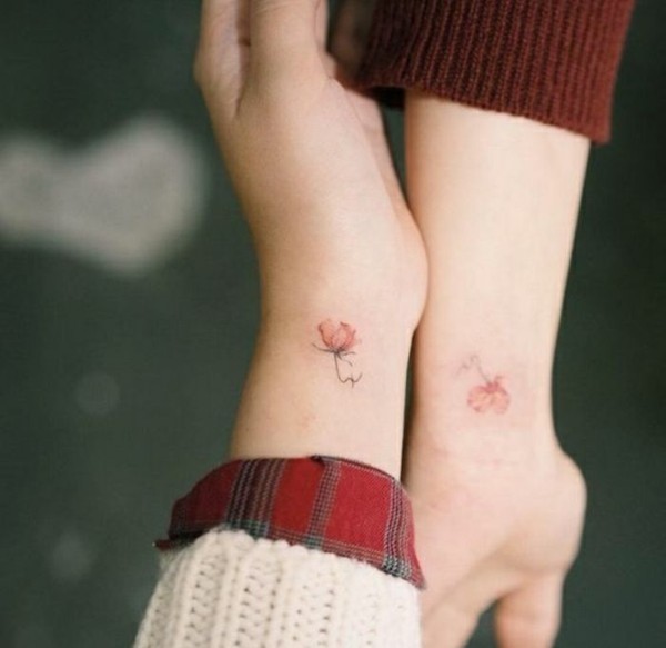 freundschaftstattoo tattoos frauen blume tätowierung