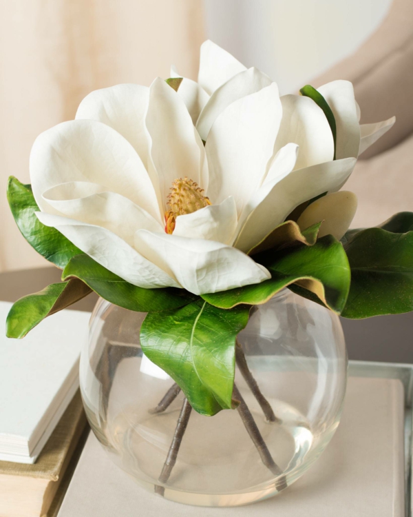 frühlingsblumen deko magnolia im gläsernen gefäß
