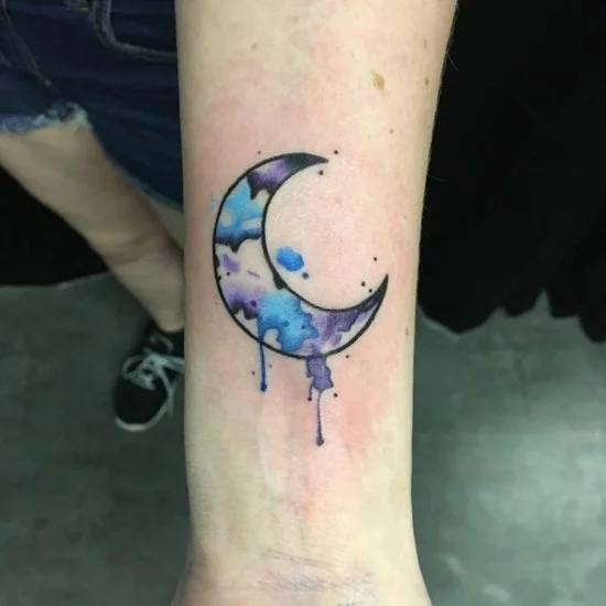 Mondsichel Tattoo in Aquarell am Handgelenk