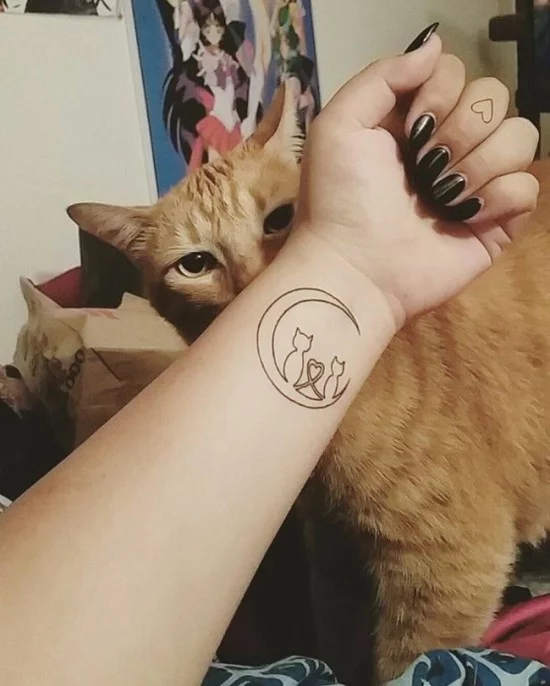 Tattoo Handgelenk Design in Single Line mit Katzen und Mondsichel