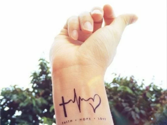 Tattoo Handgelenk Design mit Kreuz, Herzschlag und Herz