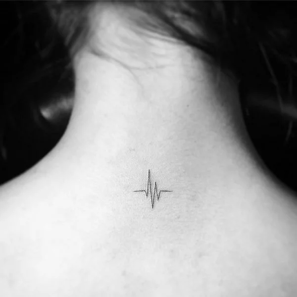 Mini Herzschlag Tattoo am Nacken 