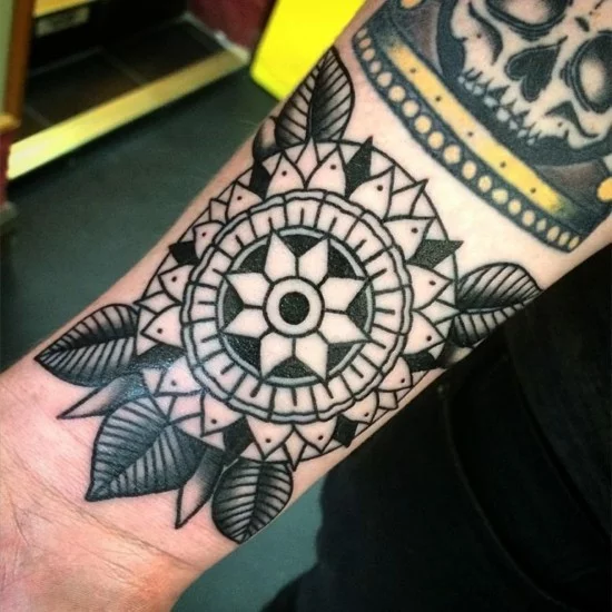Blackwork Tattoo am Handgelenk im Indianer-Stil 