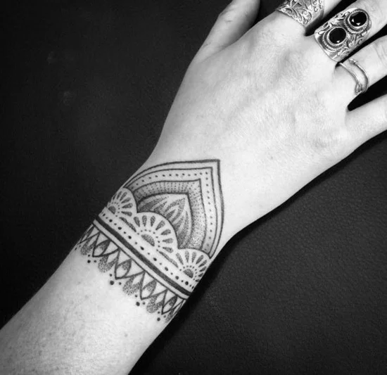 Armband Tattoo im indischen Stil in Dotwork am Handgelenk