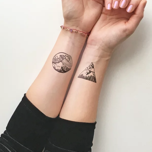 kleine Tattoos für Frauen im japanischen Stil am Handgelenk 