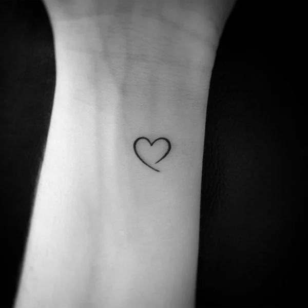 Mini Herz-Tattoo mit Herz am Handgelenk