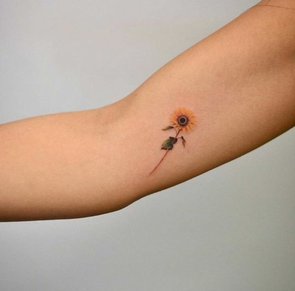 kleine tattoos fraeun sonnenblume oberarm tattoo