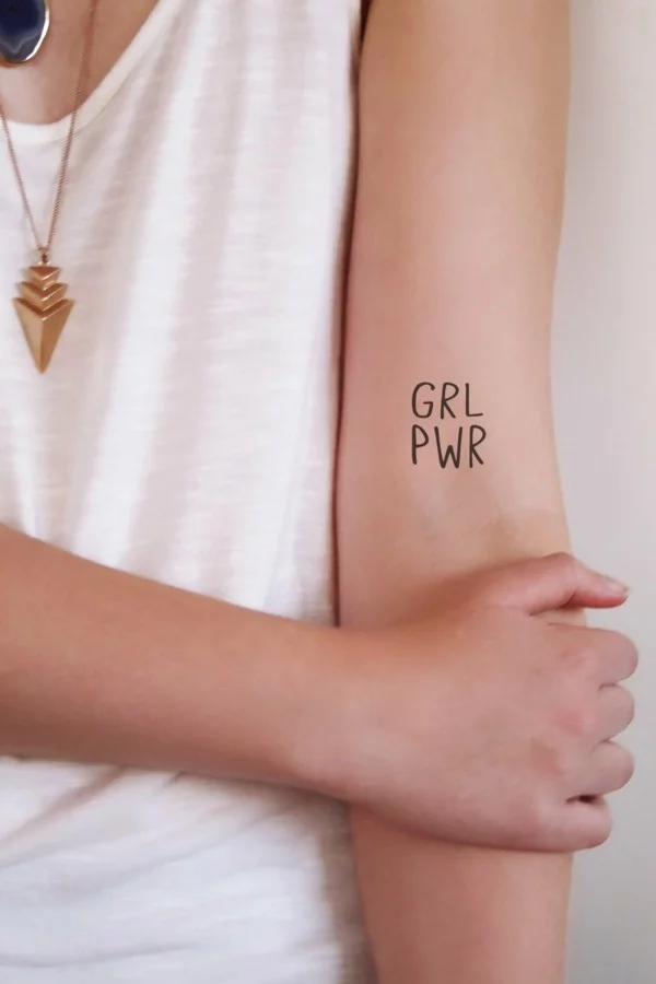 kleine Tattoos für Frauen am Oberarm - Girl Power