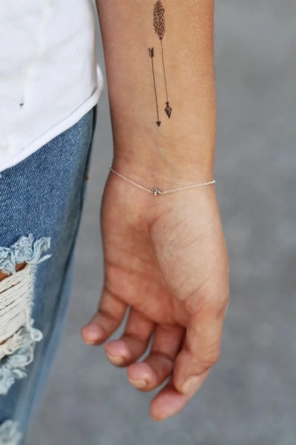 kleine Tattoos für Frauen - Micro Pfeile am Unterarm