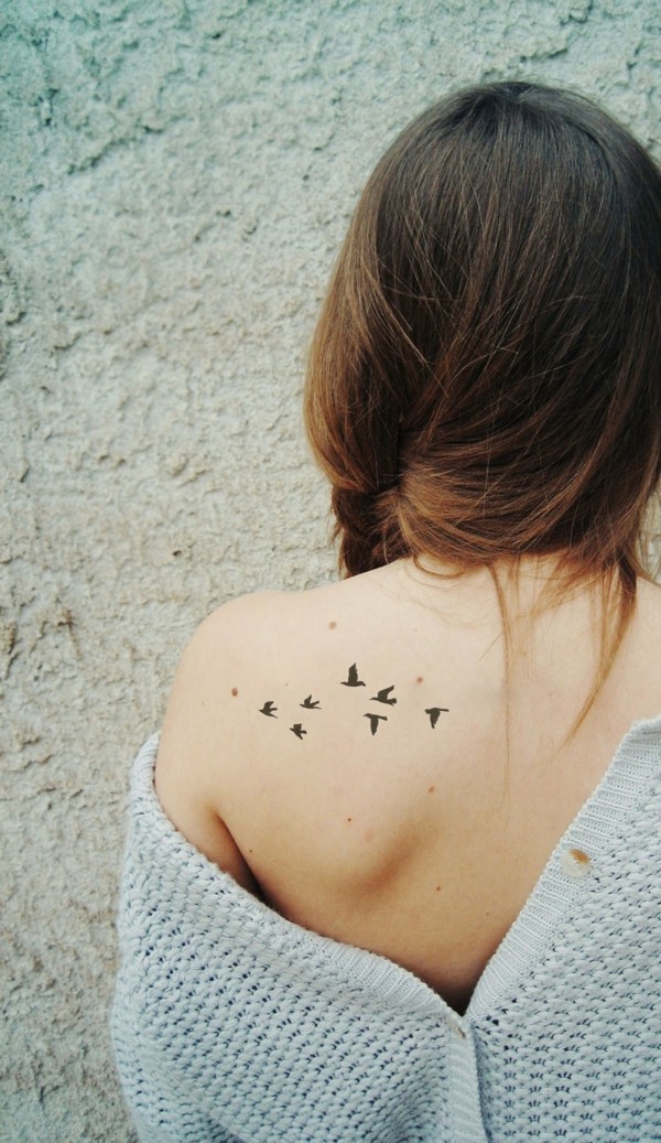 kleine tattoos frauen schulter vögel