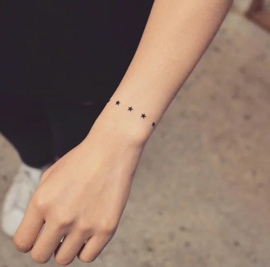 Kleine Sterne als Tattoo Handgelenk Motiv