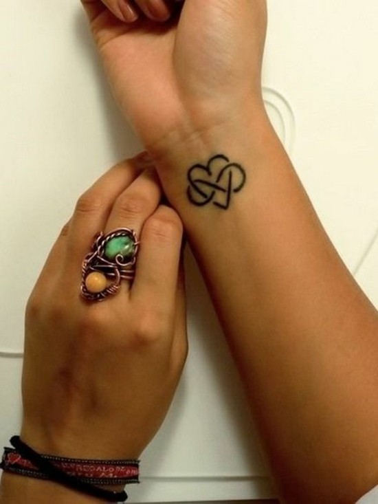 kleines tattoo handgelenk herz unendlichkeitssymbol