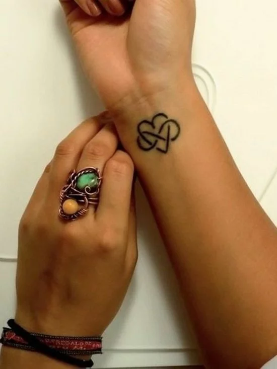 kleines Tattoo Handgelenk Design mit Herz und Unendlichkeitssymbol