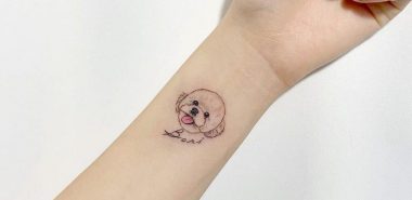 kleines Tattoo mit Hund am Handgelenk
