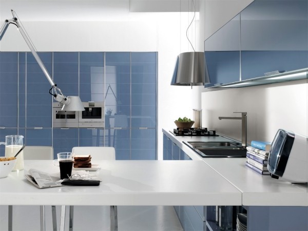 küchen inspiration weiße arbeitsoberfläche blaue schränke