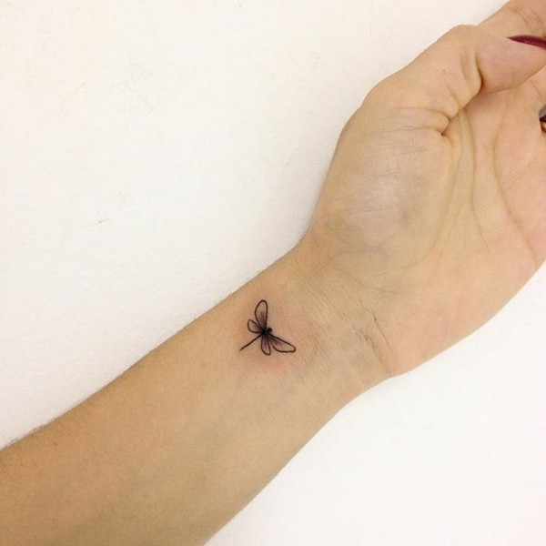 libelle tattoos frauen ideen tätowierung am handgelenk