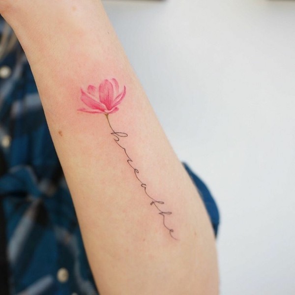 lotus blume schrift tattoos frauen
