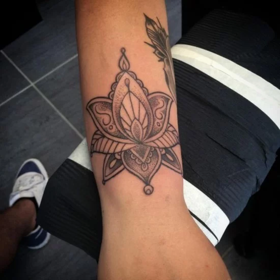 Tattoo Handgelenk Design mit Lotusblüte 